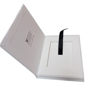 White magnet wallet box with insert